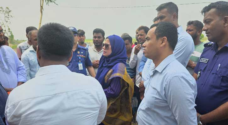 মুন্সীগঞ্জ জেলার আড়িয়াল বিল কৃষকদের সঙ্গে পরিদর্শনে যান জেলা প্রশাসক