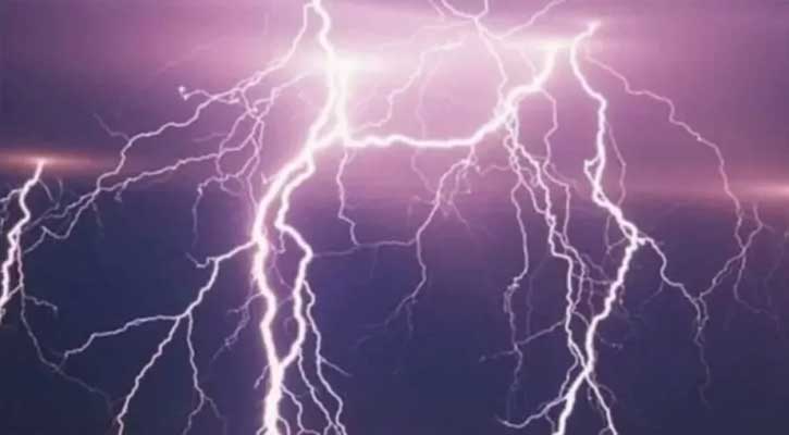 বজ্রপাতের সময় নিজেকে নিরাপদ রাখবেন যেভাবে