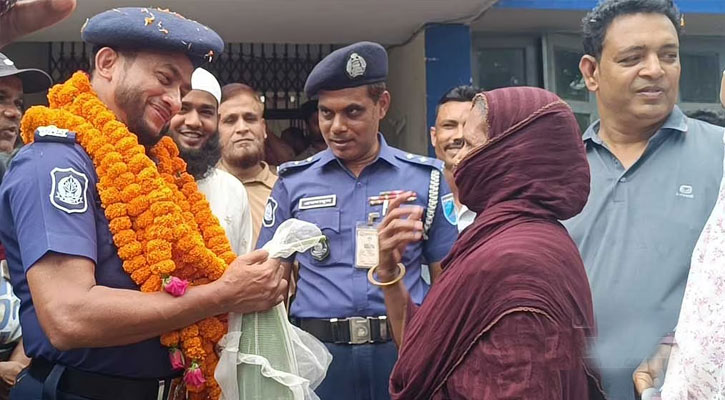 ওসি চলে যাচ্ছেন, ঘরের হাঁস-লাউ-ফল নিয়ে এসে বিদায় দিলেন মানুষ