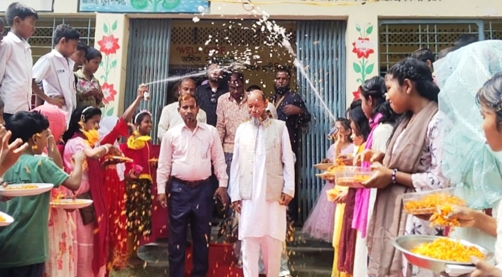 কালীগঞ্জে বোতলা সরকারি প্রাথমিক বিদ্যালয়ে প্রধান শিক্ষকের বিদায় সংবর্ধনা অনুষ্ঠিত