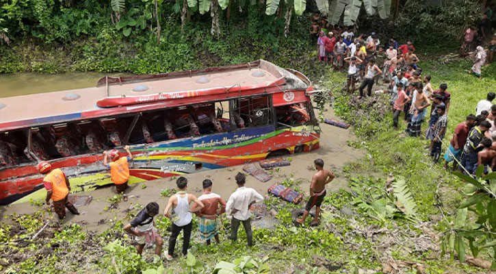 কুষ্টিয়ায় পাঁচজনসহ সড়কে ঝরল ১৭ প্রাণ