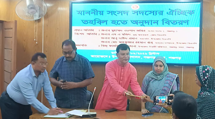 পঞ্চগড়ে সংসদ সদস্যের ঐচ্ছিক তহবিল হতে হতদরিদ্রদের মাঝে অনুদান বিতরণ