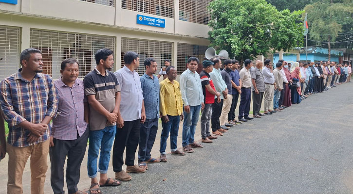 তেঁতুলিয়ায় ইউএনওকে মিথ্যা হয়রানি করার প্রতিবাদে বিক্ষোভ সমাবেশ