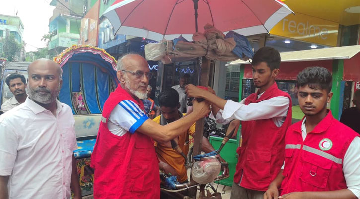রেড ক্রিসেন্ট সোসাইটির উদ্যোগে রিকশাচালক ও ট্রাফিক পুলিশকে ছাতা বিতরণ