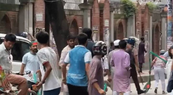 বকশিবাজারে আলিয়া মাদরাসায় ছাত্রদল-শিবিরের সংঘর্ষ