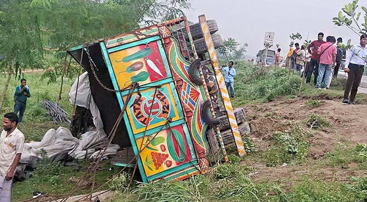 টাঙ্গাইলে রডবোঝাই ট্রাক উল্টে নিহত ১৫