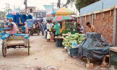 পলাশবাড়ীতে উচ্ছেদের পর ফের হকারদের দখলে ফুটপাত