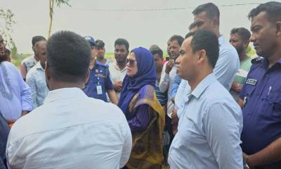 মুন্সীগঞ্জ জেলার আড়িয়াল বিল কৃষকদের সঙ্গে পরিদর্শনে যান জেলা প্রশাসক