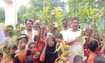 পিরোজপুরে শিক্ষার্থীদের মাঝে বৃক্ষের চারা বিতরণ