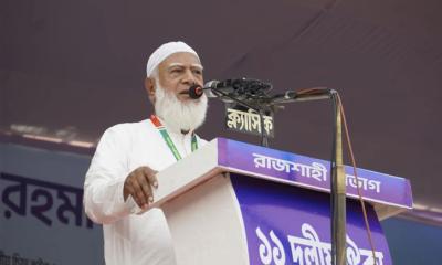 সরকার স্বৈরাচারের পথে হাঁটছে