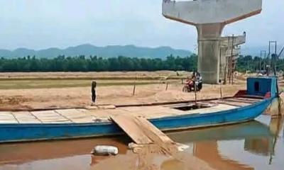 বিকল্প রাস্তা নেই, নৌকায় পারাপারে বাধ্য হচ্ছেন মানুষ