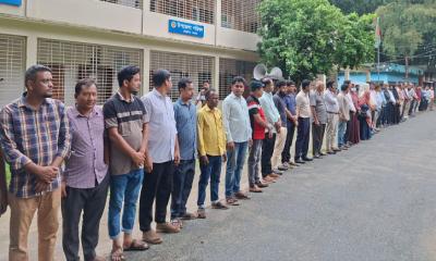 তেঁতুলিয়ায় ইউএনওকে মিথ্যা হয়রানি করার প্রতিবাদে বিক্ষোভ সমাবেশ