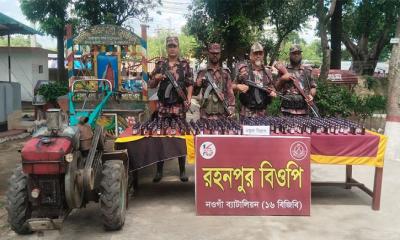 গোমস্তাপুর বিজিবির অভিযানে ২৮৩ বোতল ভারতীয় স্কাফ সিরাফ আটক 