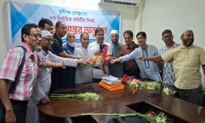 মুন্সীগঞ্জ প্রেসক্লাবের নব-নির্বাচিত কমিটির কাছে দায়িত্ব হস্তান্তর